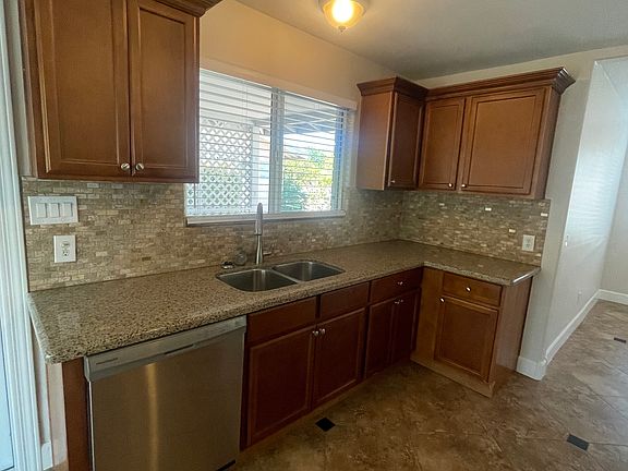 5th image of 3133 E Elm St