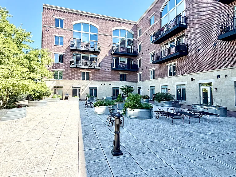 1515 N Van Buren St #403 — Photo 20