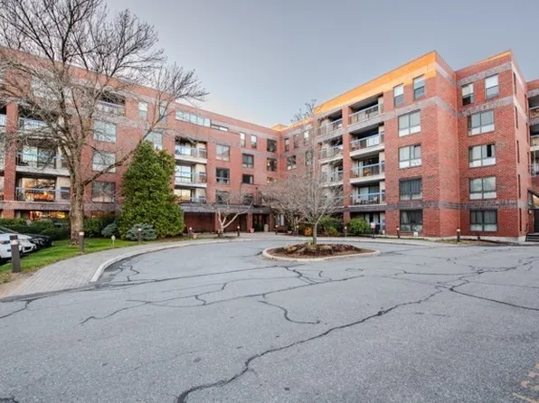 22 Railroad St APT 215, Andover, MA 01810