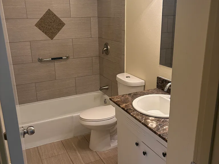 9650 SE 42nd Ave #6 — Photo 3
