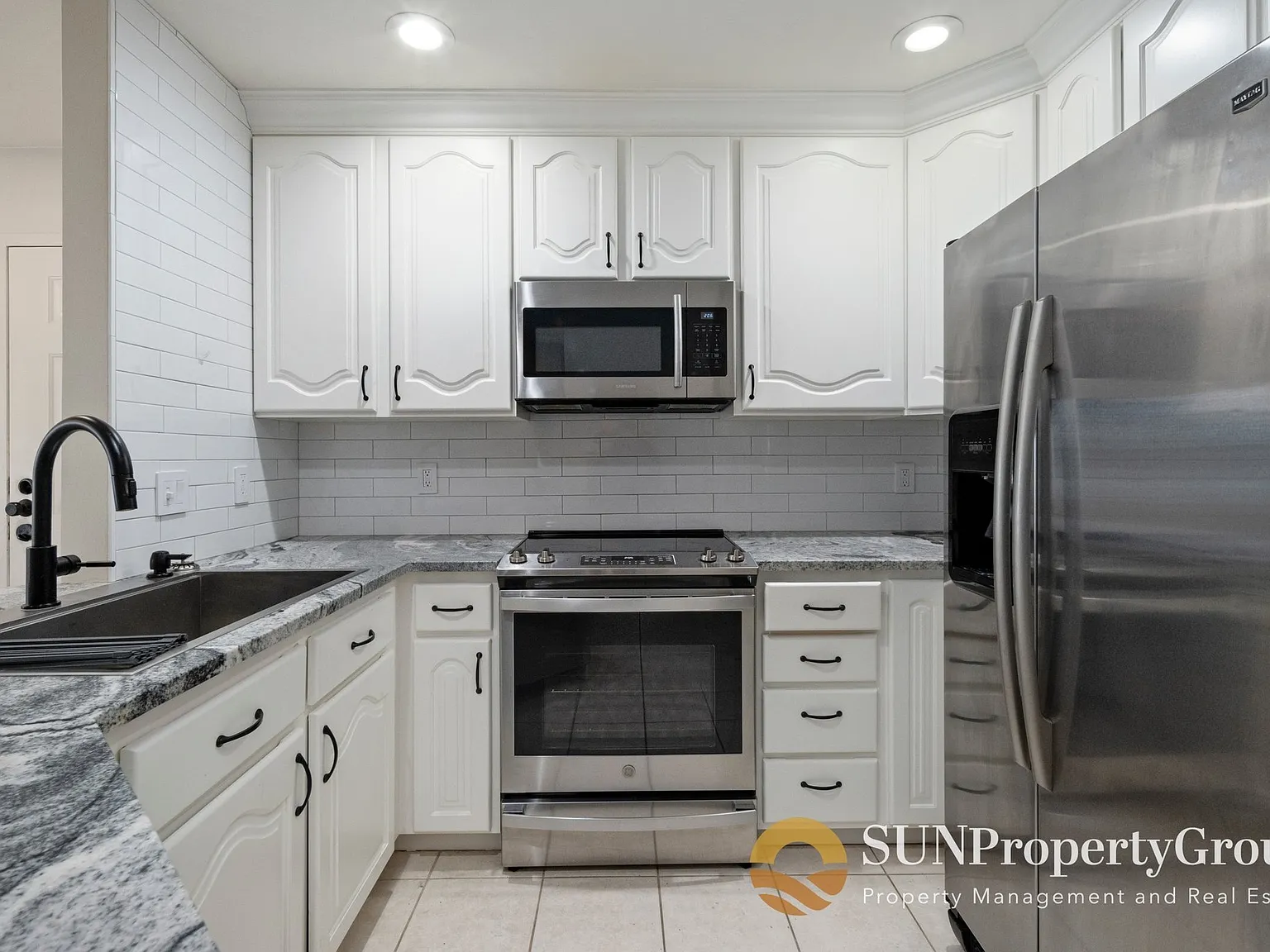Luxury Condo In Desirable Salt Lake Community — Photo 4