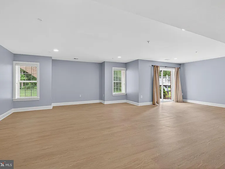 15806 Copper Beech Dr — Photo 33