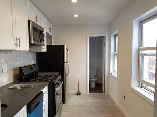 Rented by MCR Realty | media 10