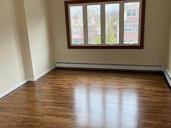 3rd image of 149 Oxford Pl