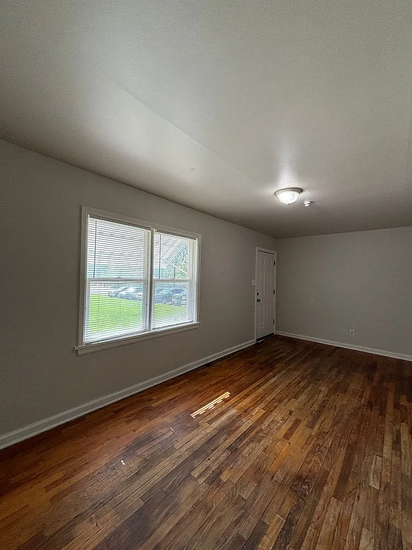 335 W Buell — Photo 2