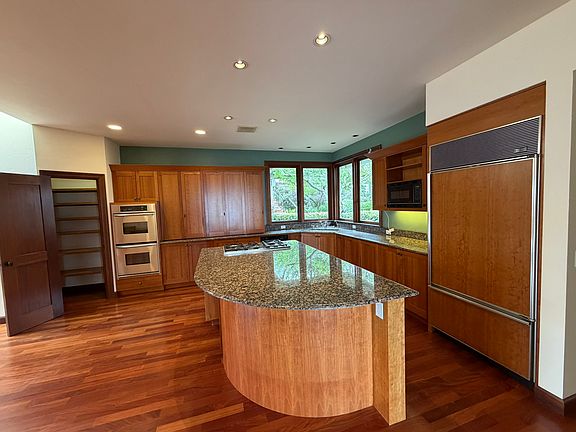 Chef's kitchen, island has granite countertop