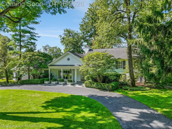 919 W Glengarry Cir, Bloomfield Hills, MI 48301