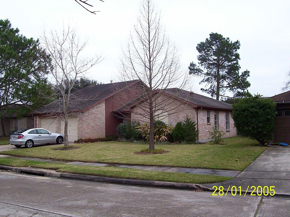Nice mature trees in front shade home