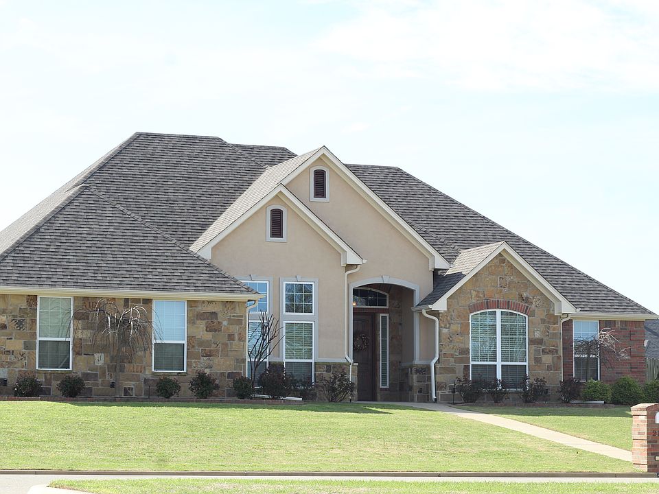 Beautiful curb appeal!