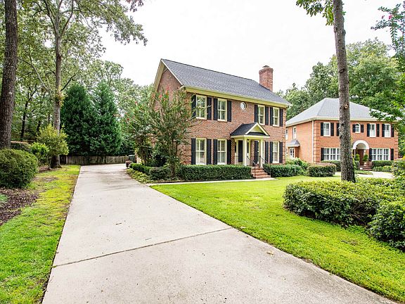 4th image of 10 Old Woodlands Ct
