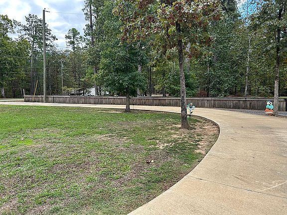 4th image of 301 White Oak Ln