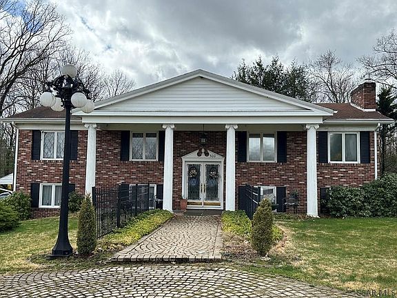 2nd image of 300 Linda St