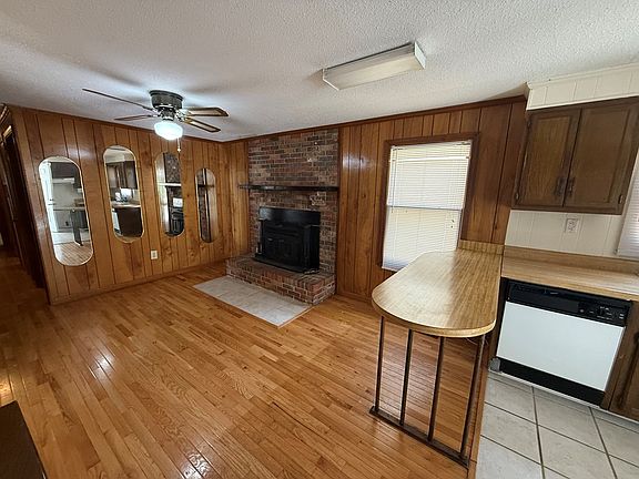 3rd image of 1029 Sweet Cherry Rd