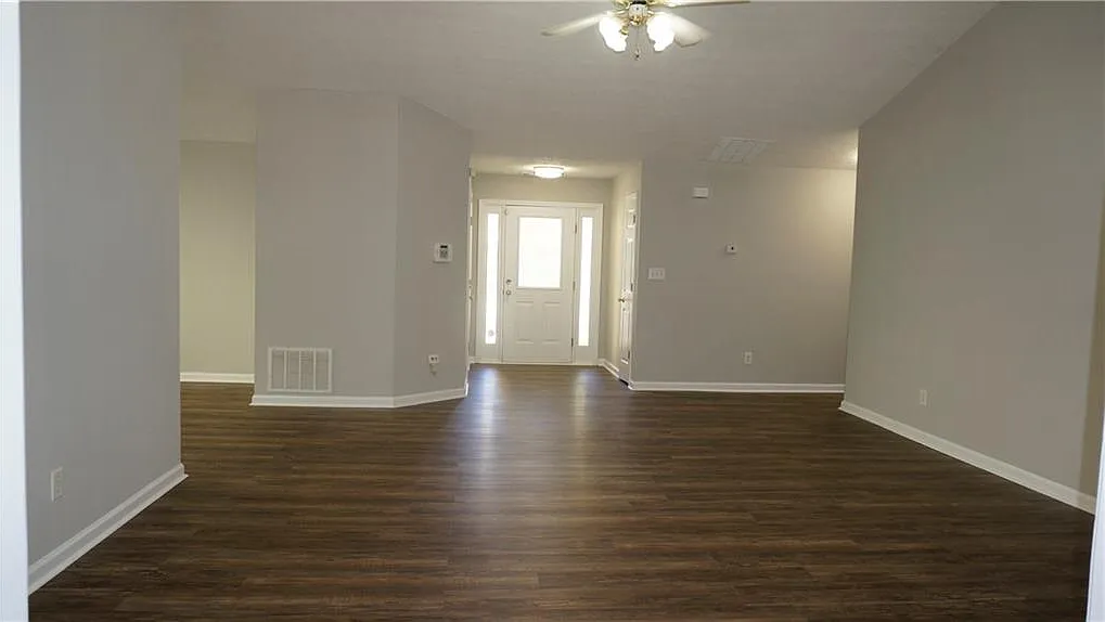 3 bed, 2.0 bath, 2034 sqft, $2,500 — Photo 3