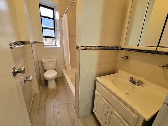 4th image of 214 E 168th St APT D4