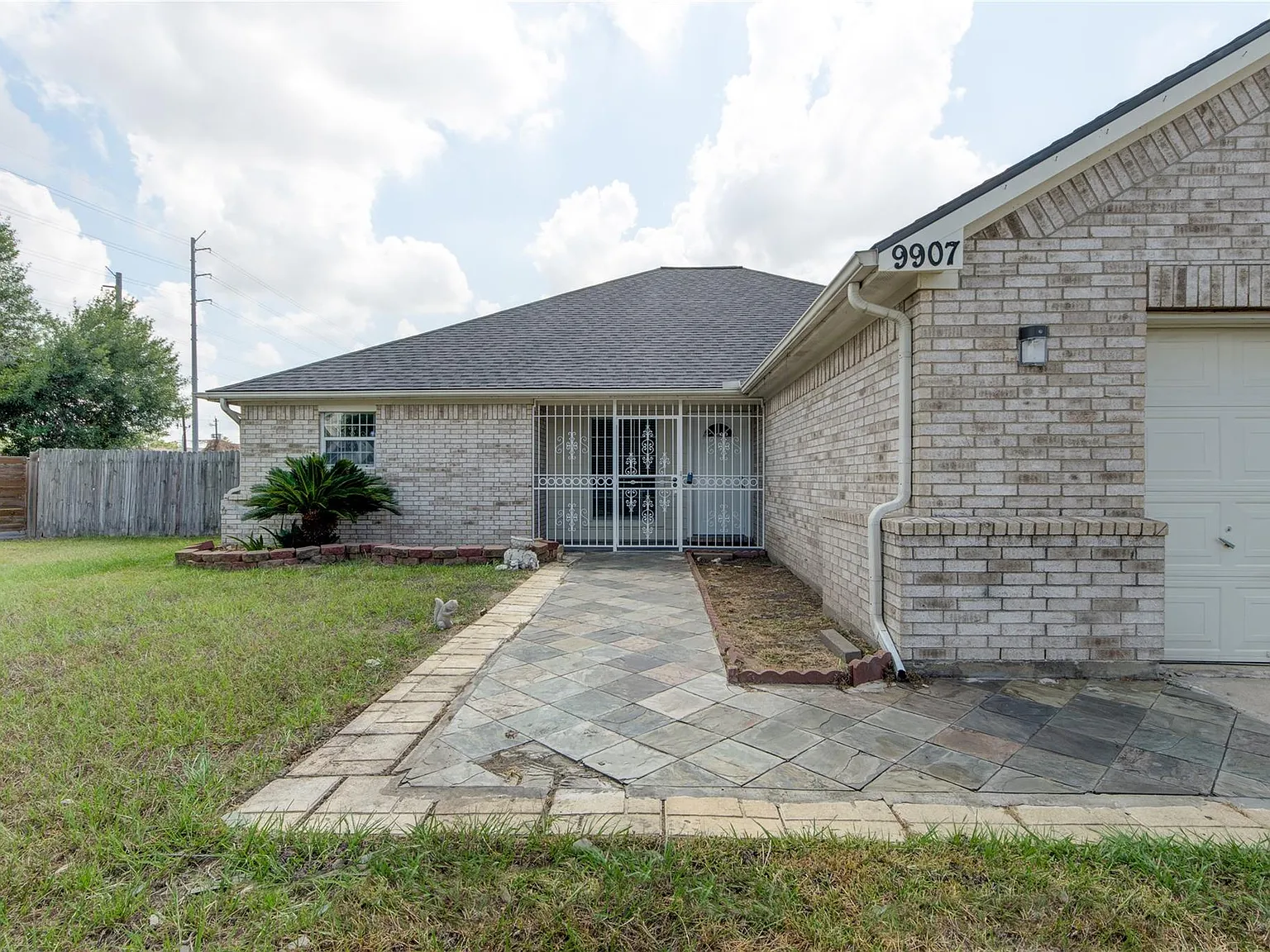4 bed, 2.0 bath, 2514 sqft, $2,000 — Photo 3