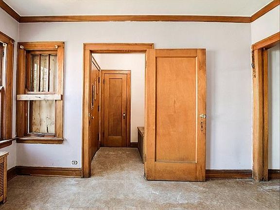 2nd image of 4817 S Winchester Ave
