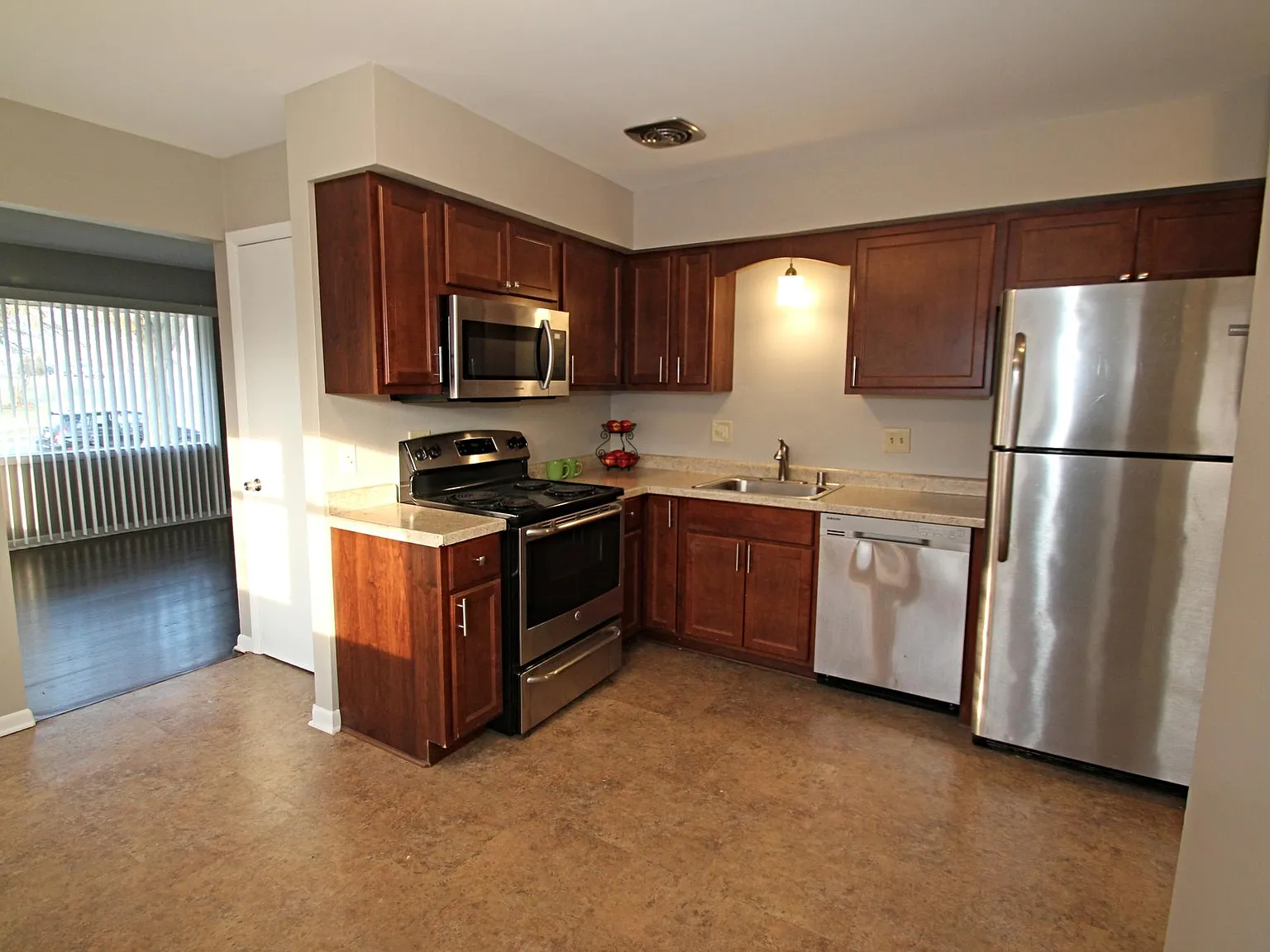 3 bed, 1.5 bath, 1000 sqft, $1,750 — Photo 3