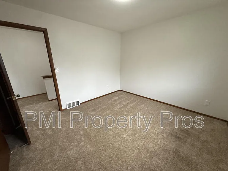8148 S 88th St — Photo 9