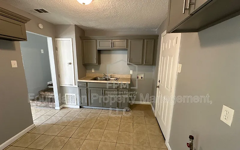 3 bed, 1.0 bath, 850 sqft, $895 — Photo 3