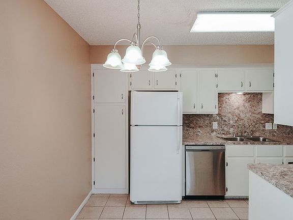 5th image of 1810 Rosemary Ave #B