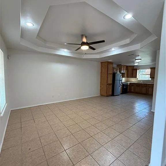 523 Perkins Ave — Photo 2