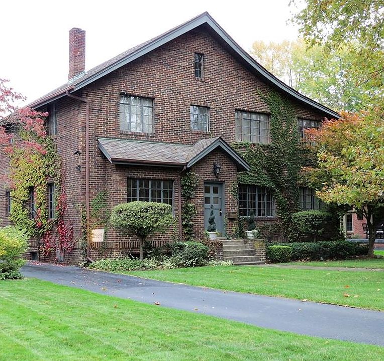 1st image of 2925 Crescent Dr NE