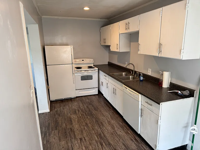 1601 E Market St — Photo 10