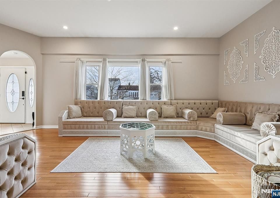 1st image of 28 George Street