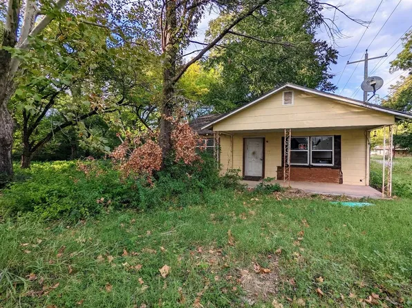 214 E A Ave, Waurika, OK 73573