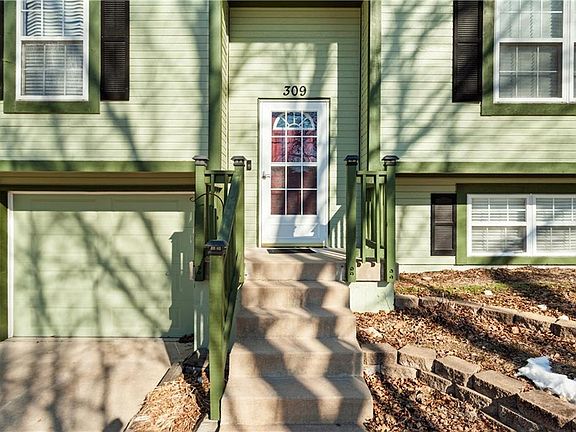 2nd image of 309 NE Fox Trail Dr