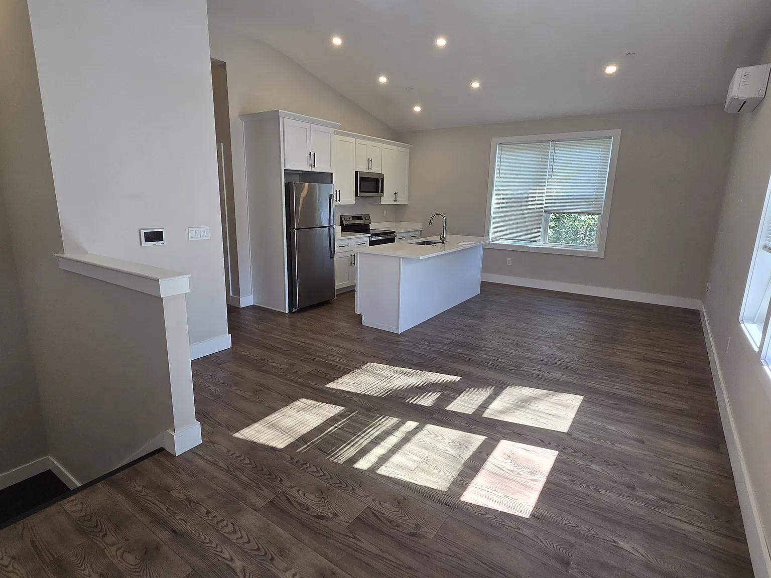4 bed, 4.0 bath, 1400 sqft, $4,800 — Photo 2