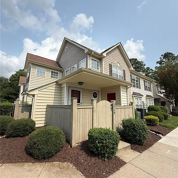 1710 Duntrune Gln — Photo 1