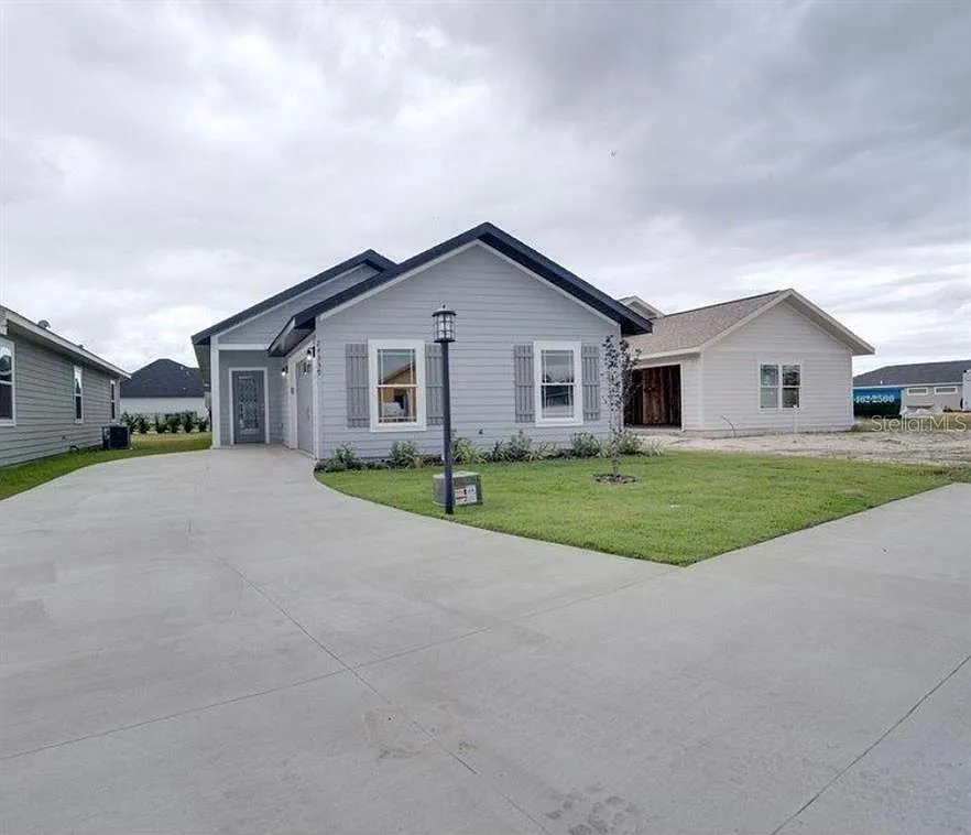 3 bed, 2.0 bath, 1324 sqft, $2,350 — Photo 1