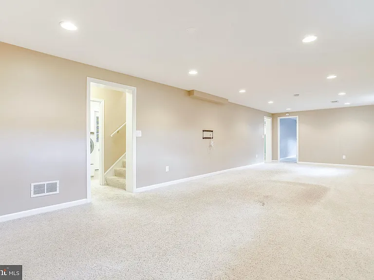 4894 Williamsburg Blvd — Photo 33