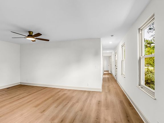 4th image of 443 Meadowlark Dr