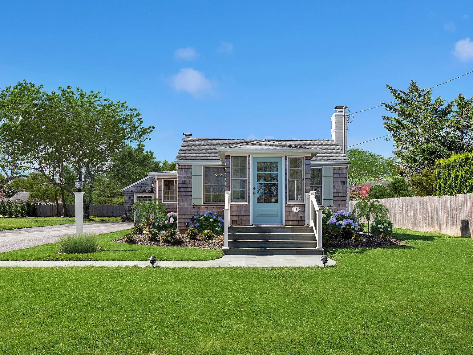 Chic Coastal Beach Cottage — Photo 1