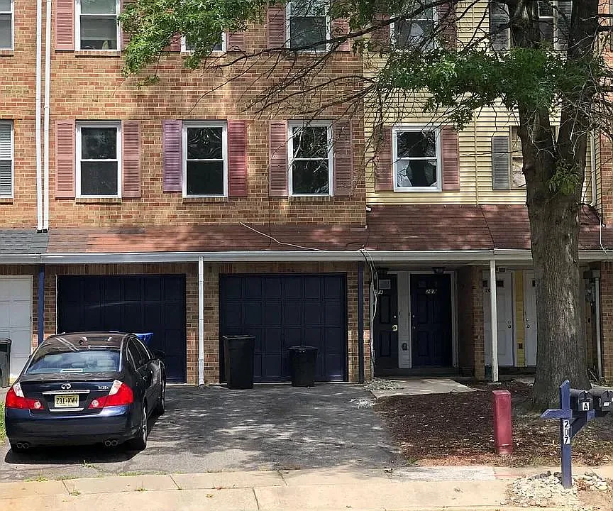 207 Chaucer Ct #A