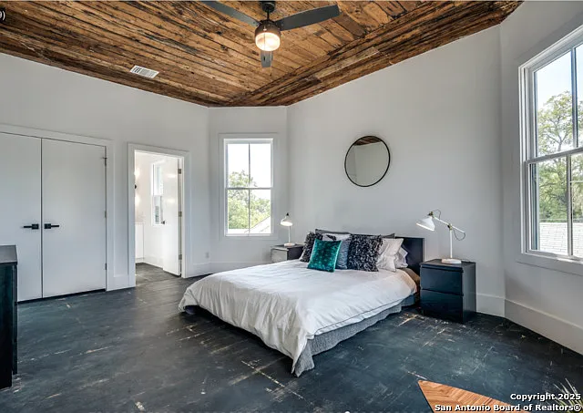 630 E Carson St — Photo 32