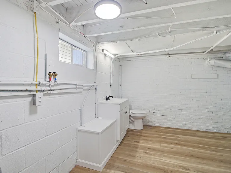 975 Washburn St — Photo 23