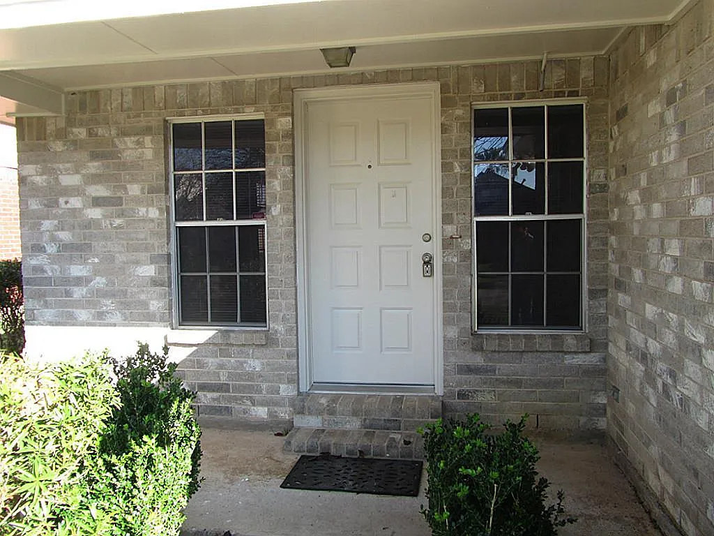 3 bed, 2.0 bath, 1792 sqft, $2,000 — Photo 2