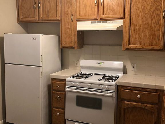 2nd image of 2115 G St APT 5