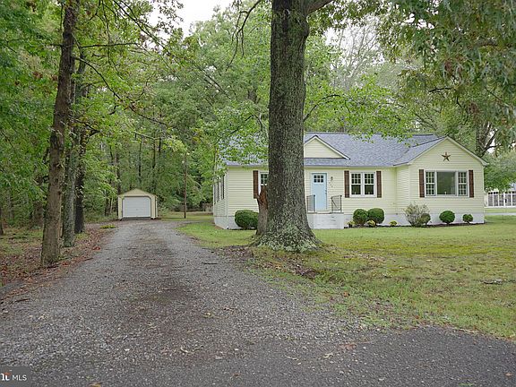 3rd image of 204 W Hawthorne Dr