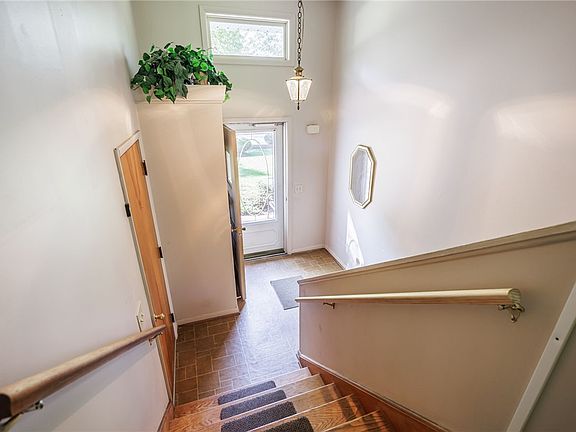 4th image of 48 Old Pond Rd
