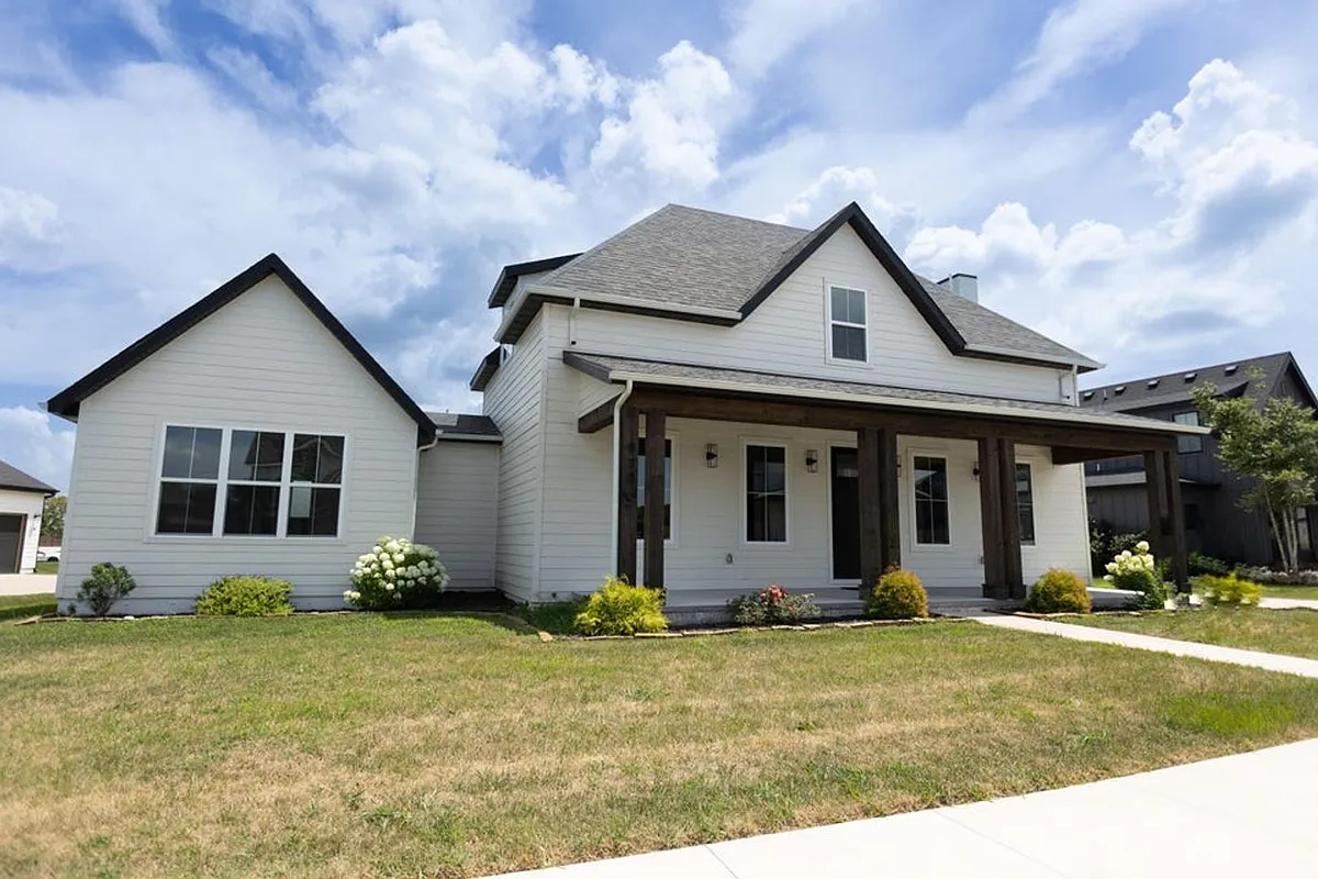 Building Photo - 970 E Valley Trail Dr