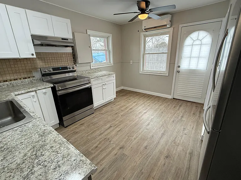 7331 Drexel St — Photo 17