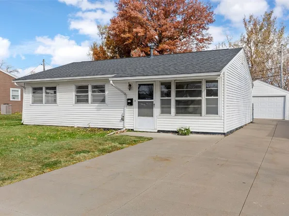 229 Jacolyn Dr NW, Cedar Rapids, IA 52405