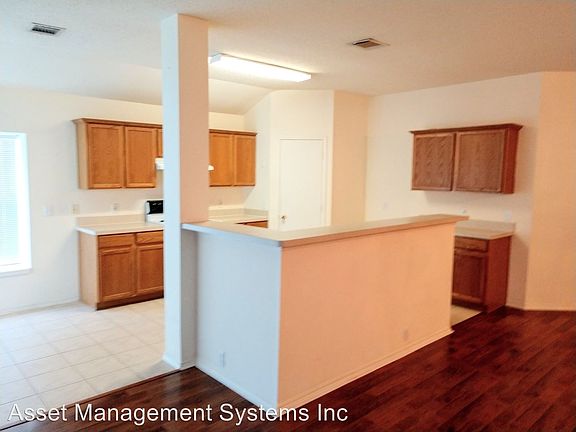 4th image of 900 Beechwood Dr