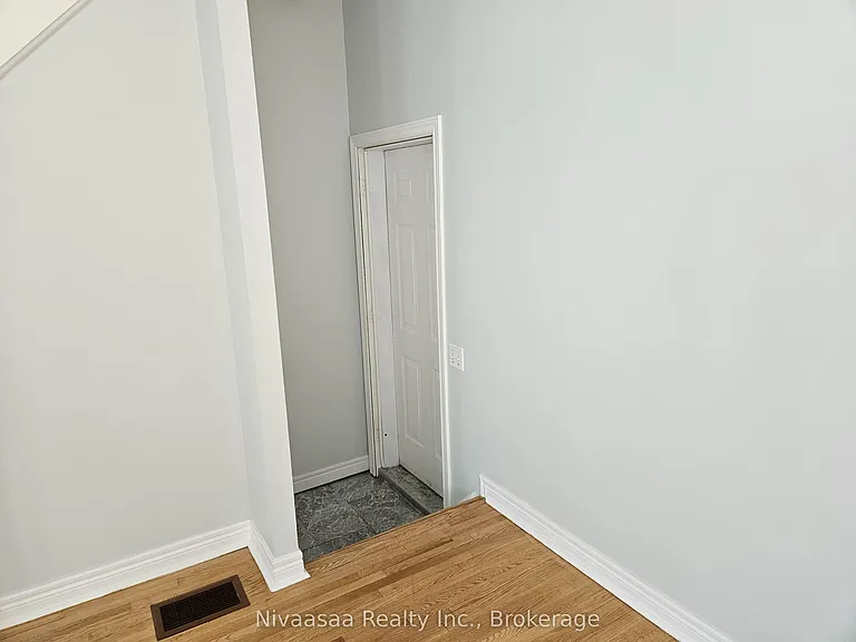 926 Ledbury Cres — Photo 22