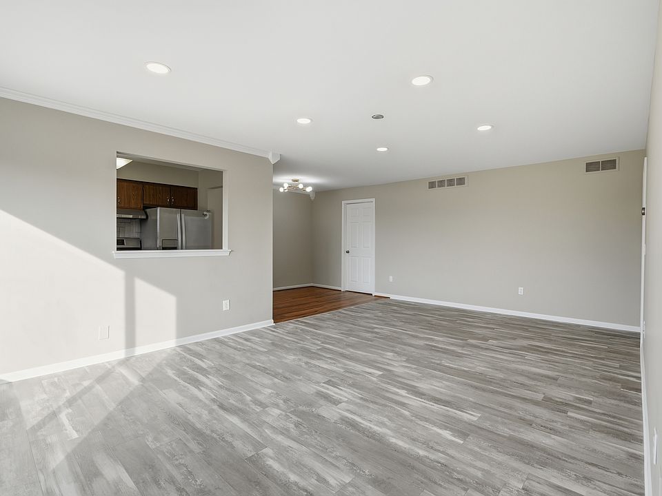 1st image of 408 Country Club Dr